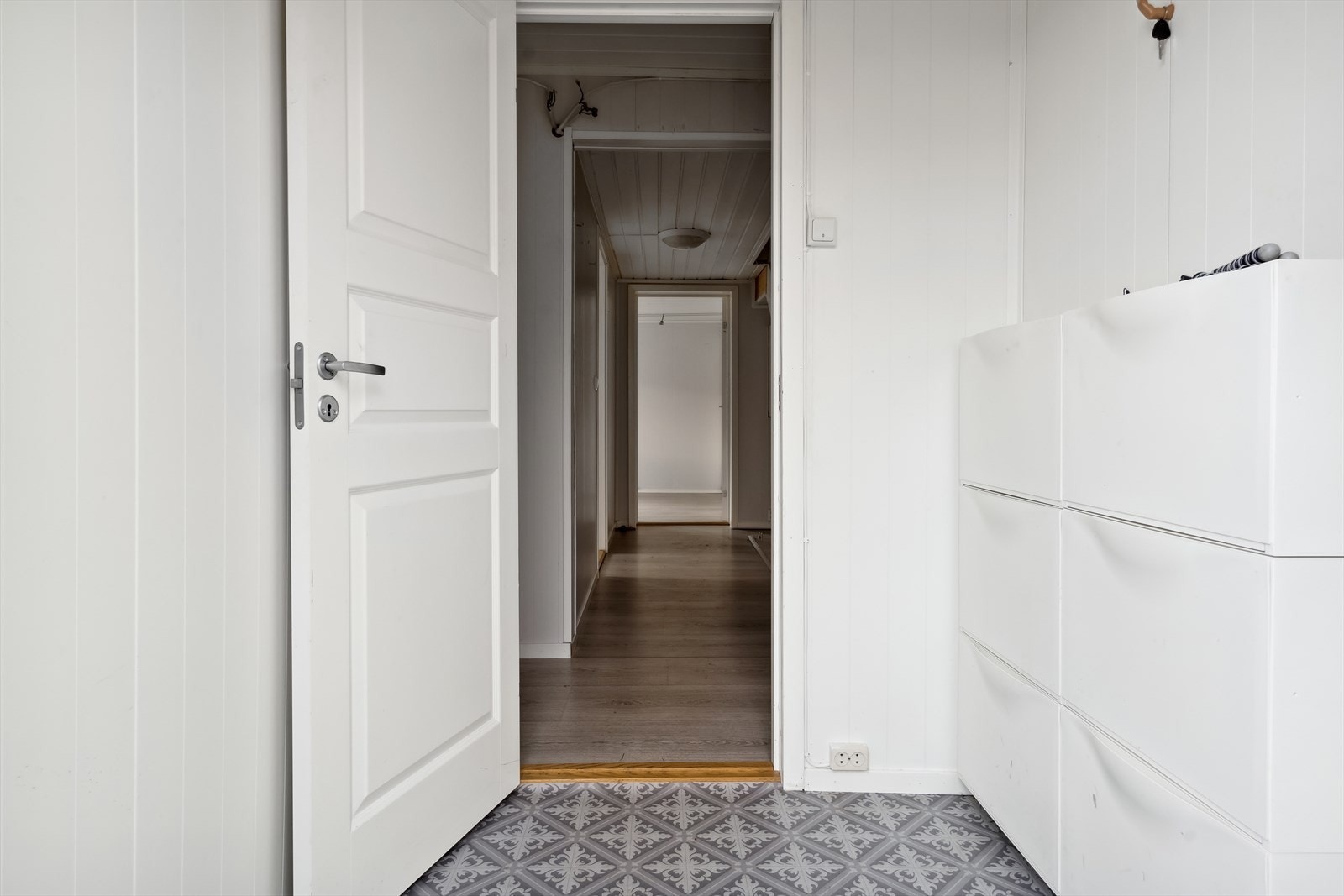 Vi ønsker velkommen inn i en lys entré som har plass for møblement eller oppheng av yttertøy. Galleribilde