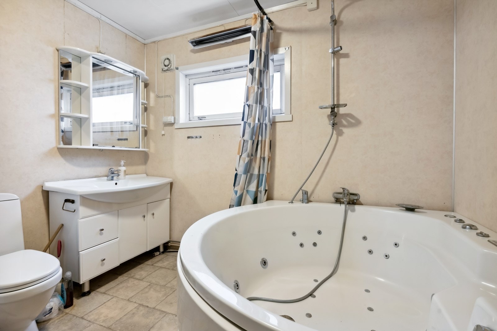 Badet er av enkel utførelse med belegg på gulvet og våtromsplater på veggene. Galleribilde
