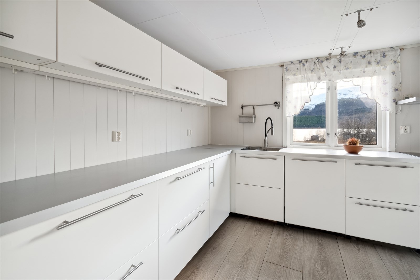 Stuen og kjøkkenet er i en praktisk og delvis åpen løsning. Kjøkkenet ble oppgradert i 2014 og har en moderne innredning med slette hvite fronter. Galleribilde