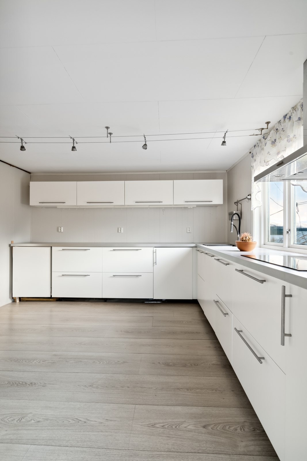 Her finner du integrerte hvitevarer som består av platetopp, stekeovn, mikro, kjøleskap og oppvaskmaskin. Galleribilde