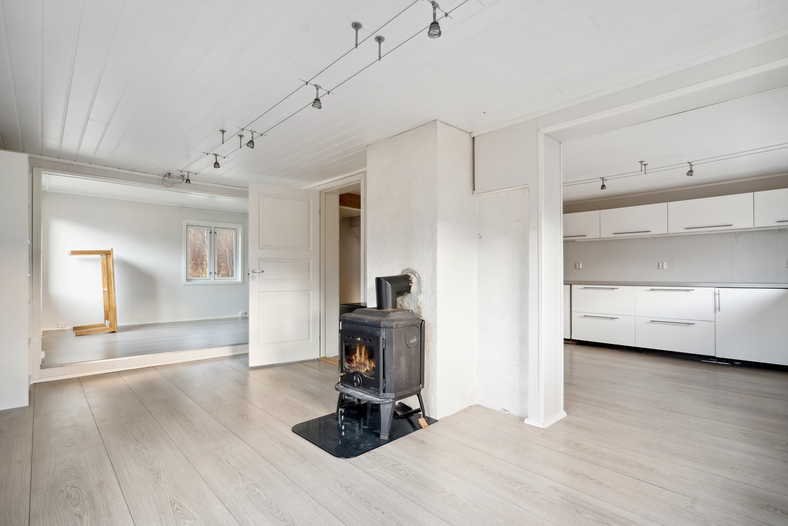 Stuen har vedfyring som bidrar godt med varme og hygge i den kalde årstiden. Galleribilde