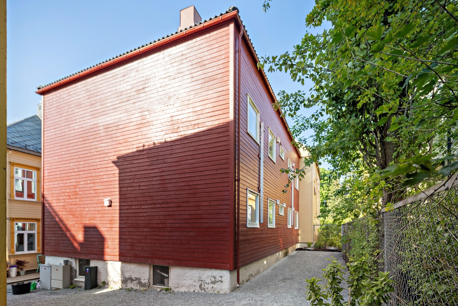 Bakgården er nylig oppgradert, og er et trivelig fellesområde for beboerne i sameiet. Galleribilde