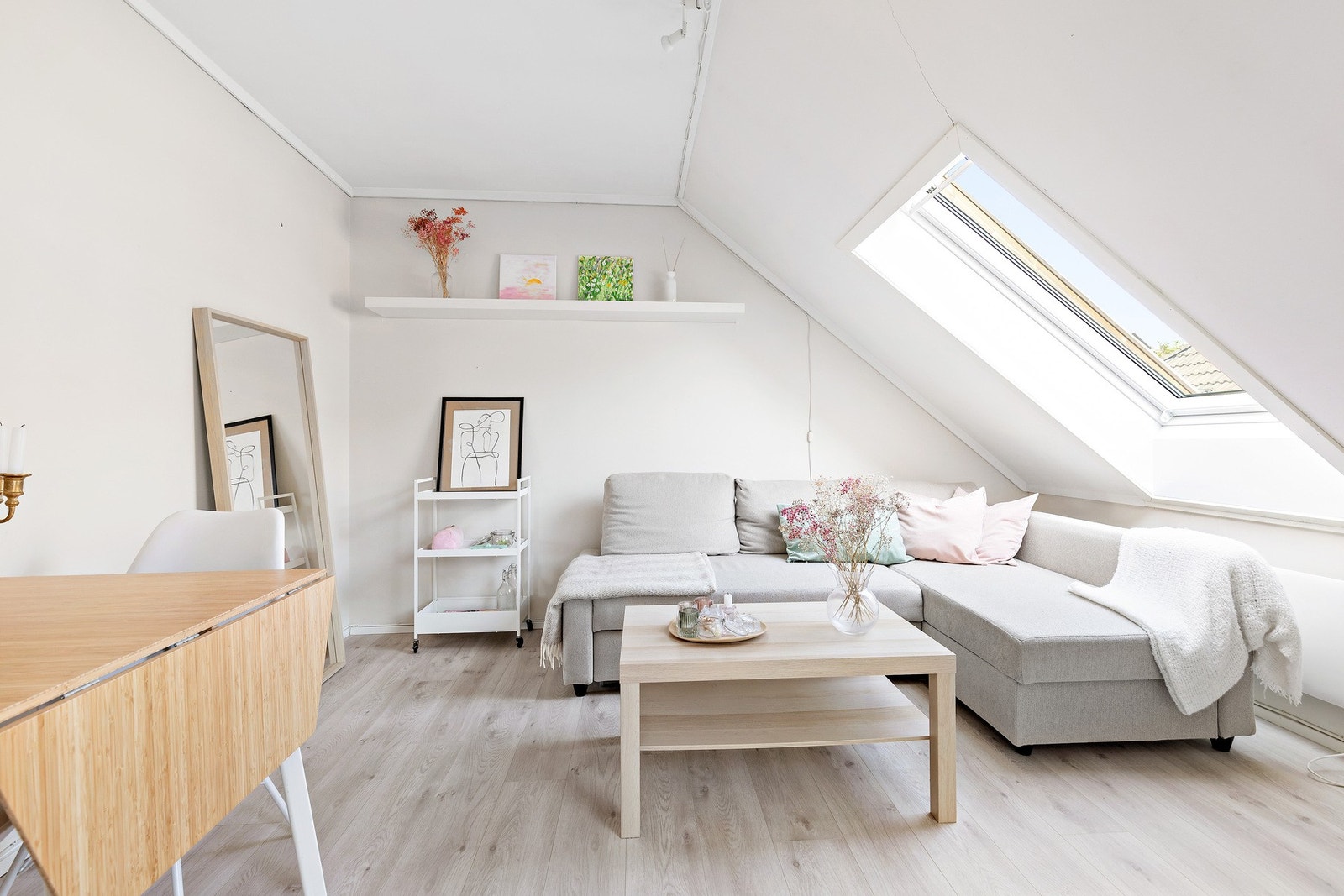 Fint samspill med åpen løsning mellom kjøkken og stue, med god plass til spisebord. Galleribilde
