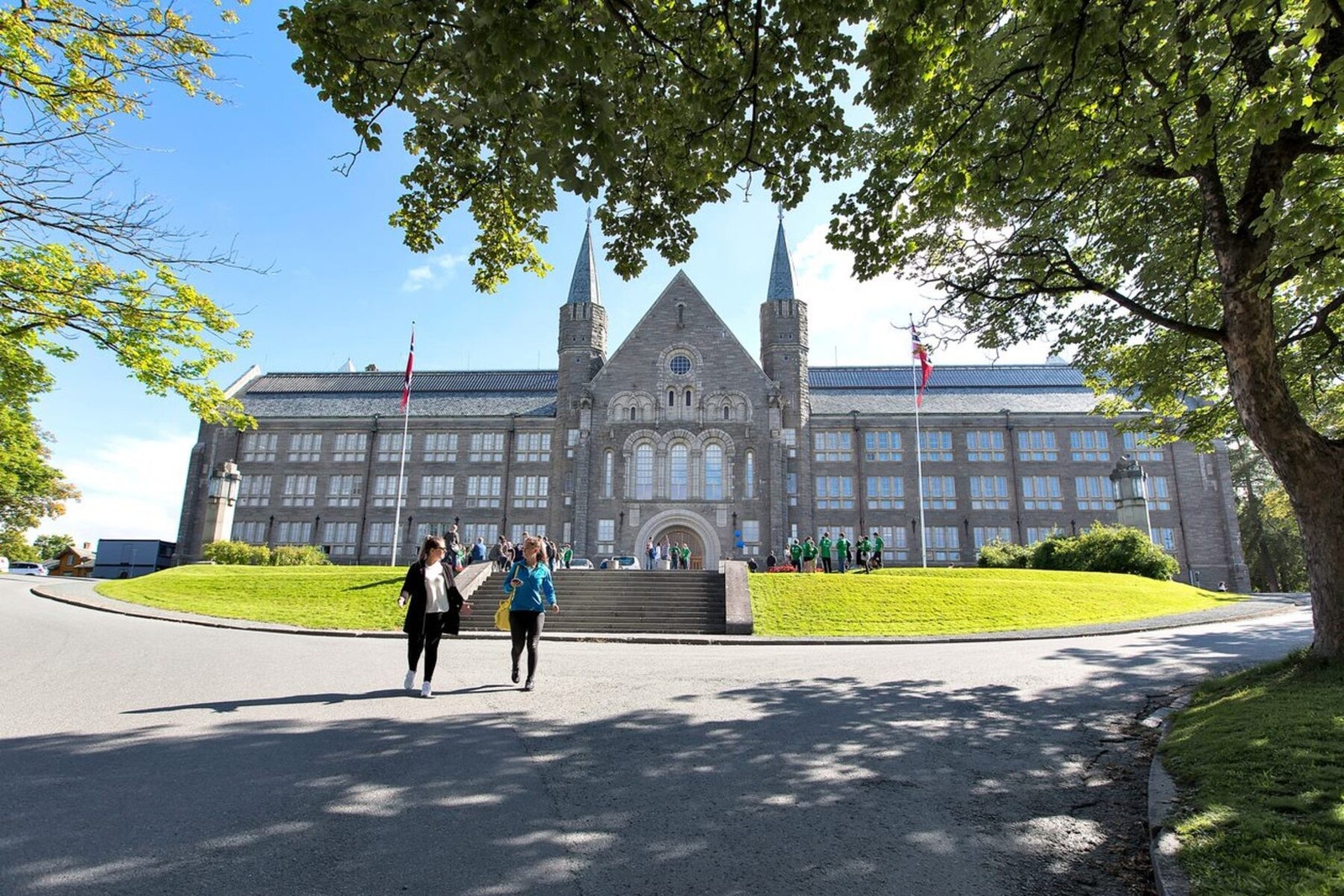 Sykkelavstand til de fleste av byens studiesteder som NTNU på Gløshaugen, NTNU på Kalvskinnet, Handelshøyskolen BI og Dronning Mauds. Galleribilde