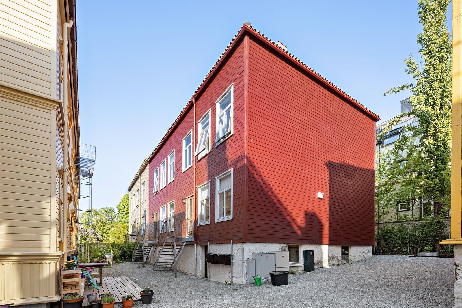 Sentralt beliggende, skjermet og pent opparbeidet bakgård. Galleribilde