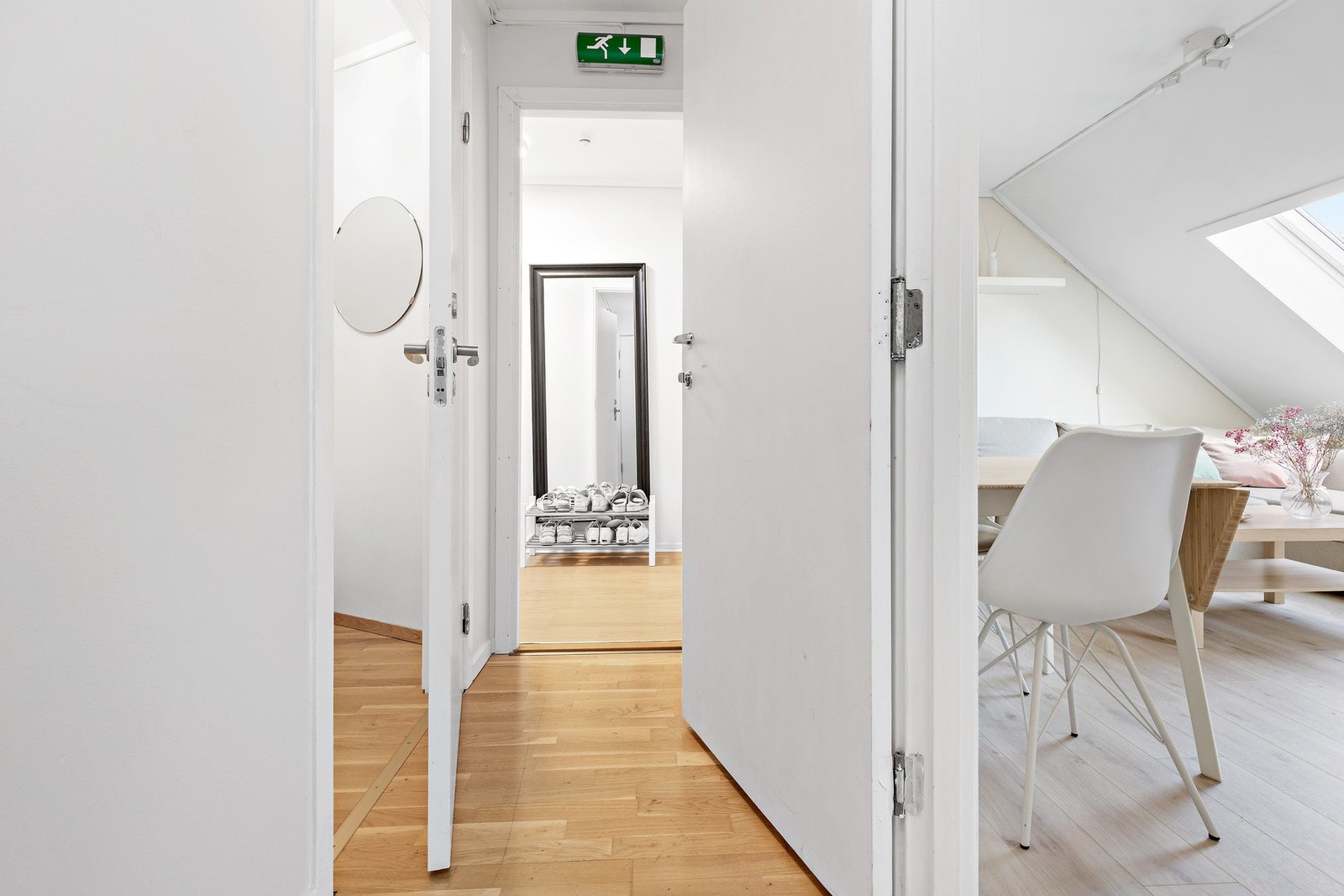 Hall mellom hoveddel og innredet bod. Galleribilde