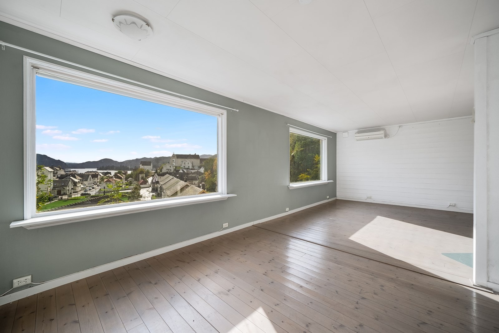 Lys og romslig stue i 1. etg. med varmepumpe og peisovn. Legg merke til utsikten! Galleribilde