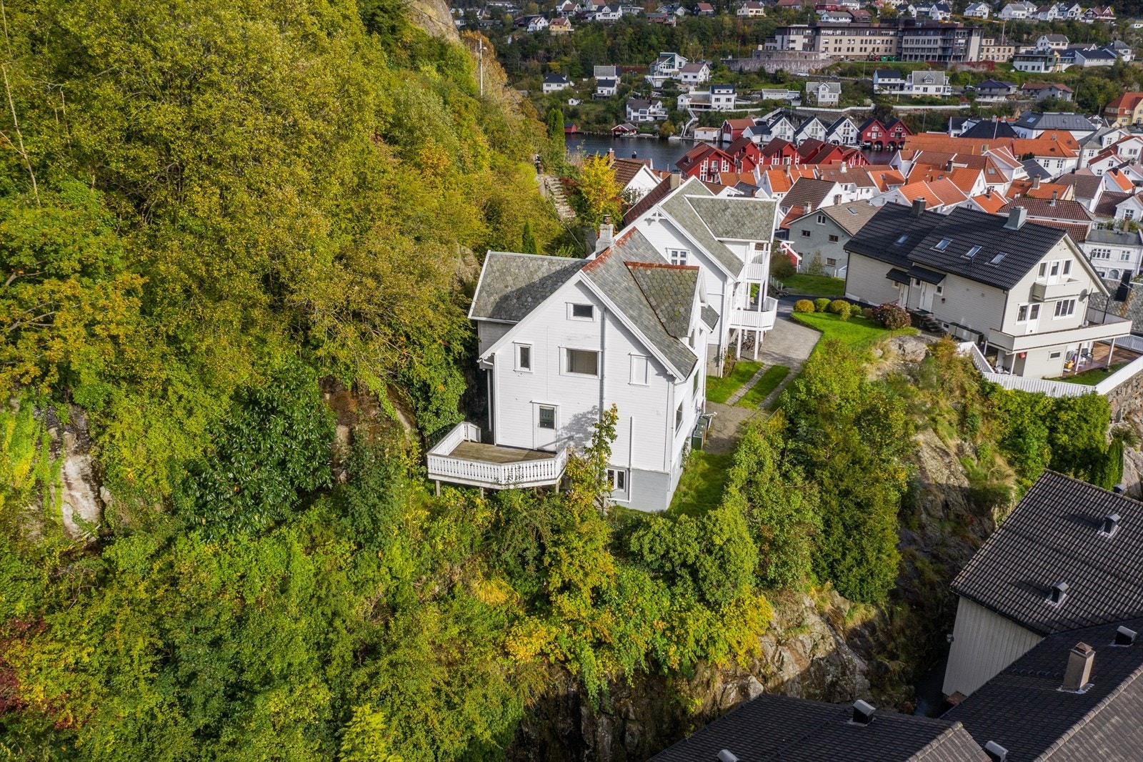 Eiendommen ligger i rolig blindvei m/kort gangavstand til sentrum. Galleribilde