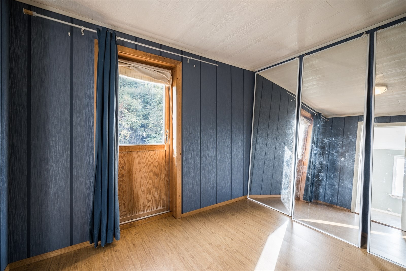 Soverom 1. etg. m/utgang til veranda. Galleribilde