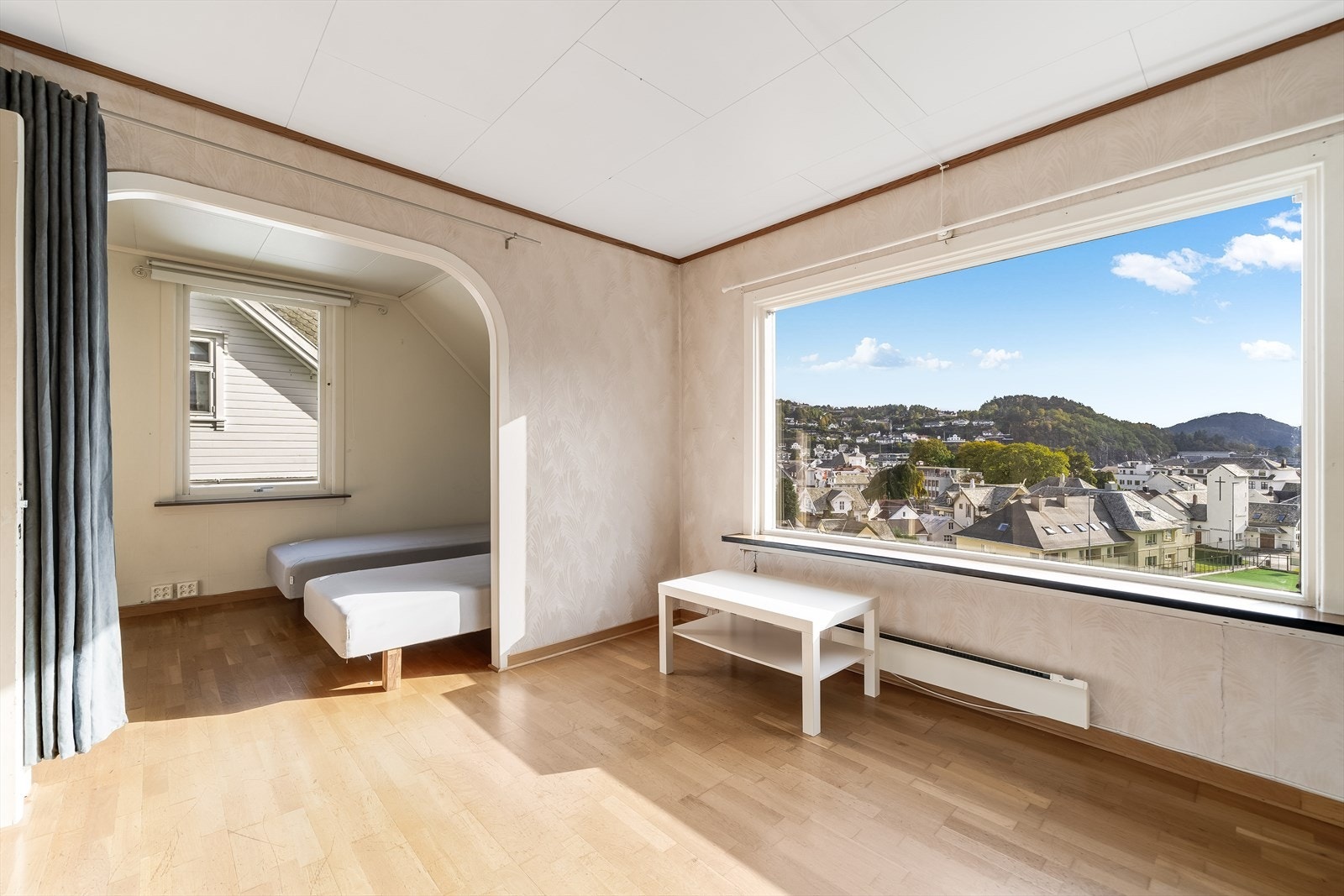 I stua er det lagt til for sovealkove. Galleribilde