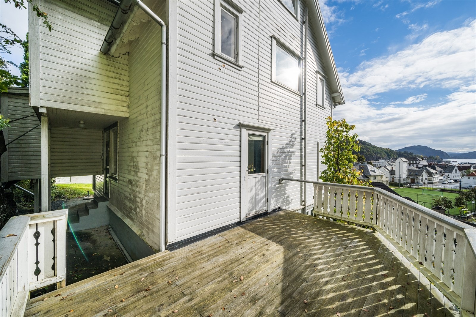 Den store verandaen har god plass til grill og hagemøbler. Galleribilde