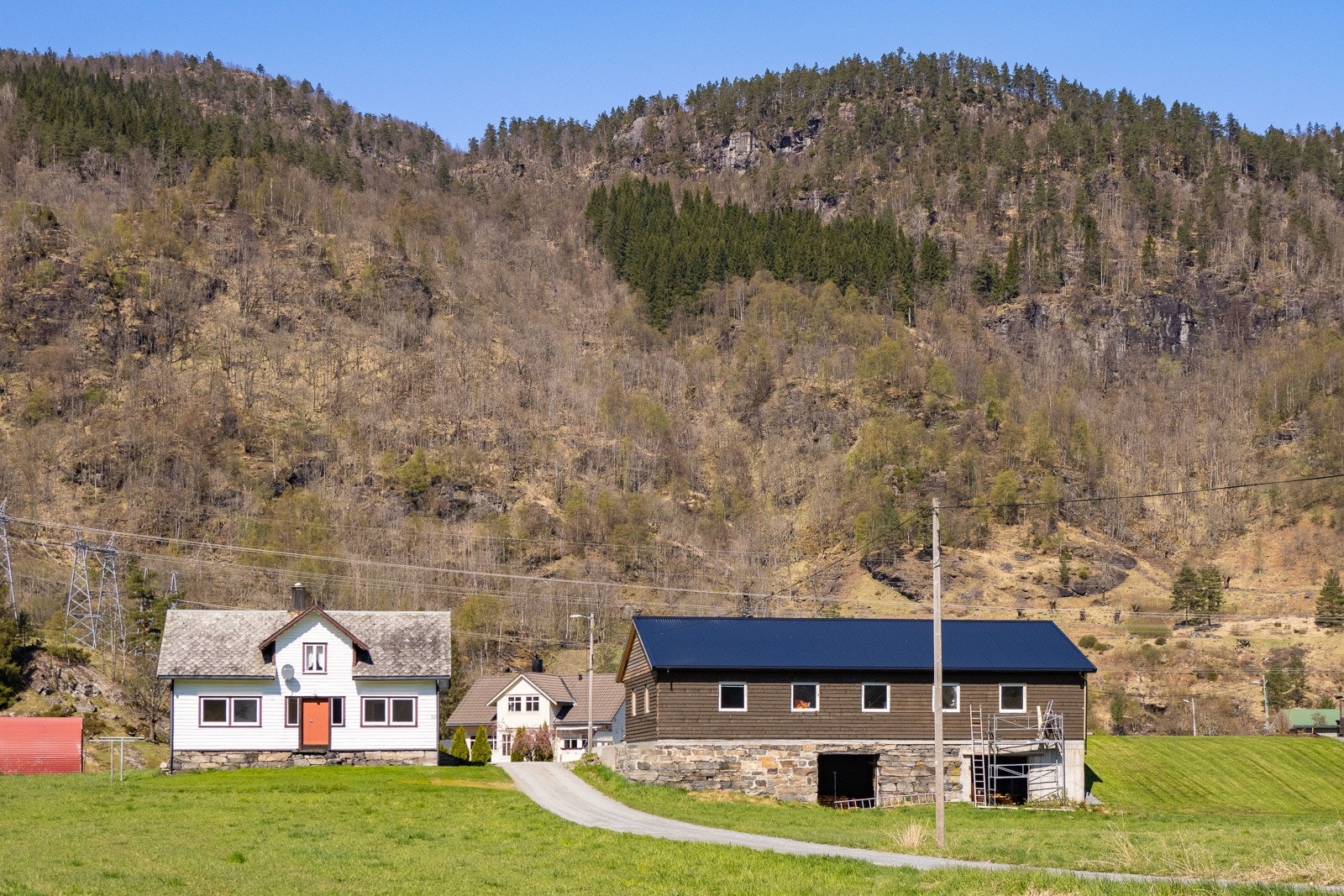Dronebilde 17, gamlehuset og "gamleløa" på bruksnummer 13 Galleribilde