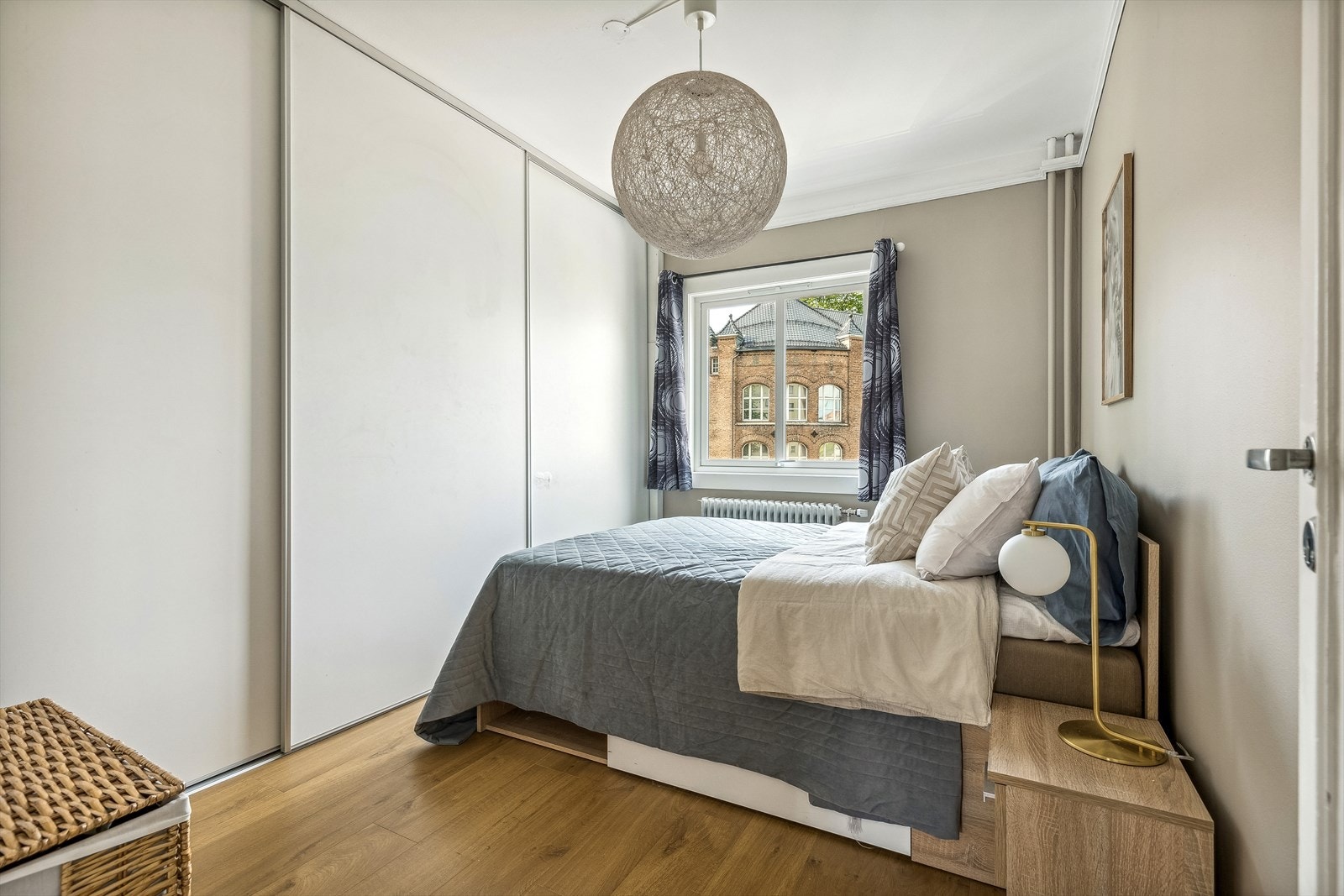 Romslig soverom med plass til stor dobbeltseng og annet soveromsinteriør. Galleribilde