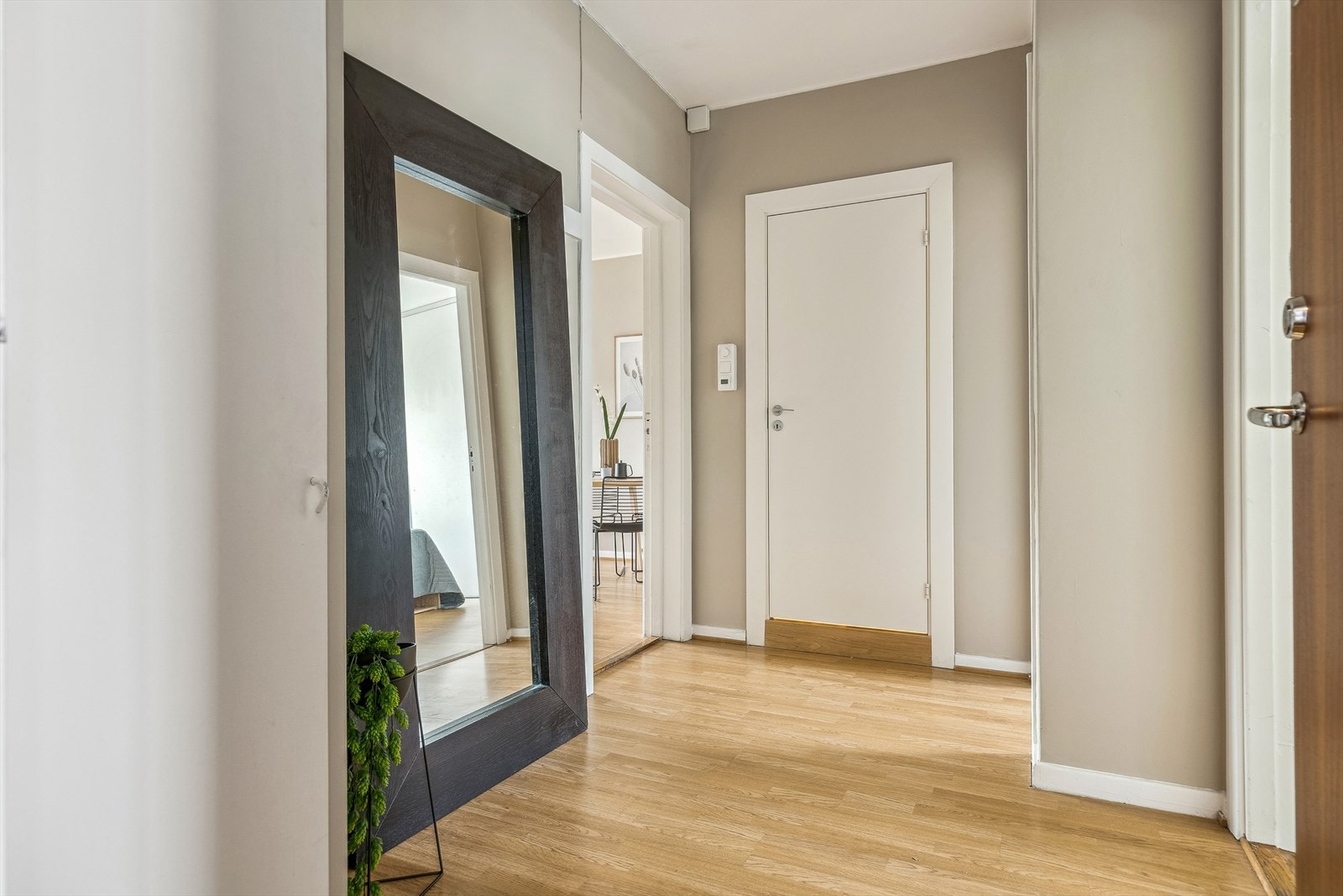 Romslig entré med god plass til å henge fra seg yttertøyet. Galleribilde