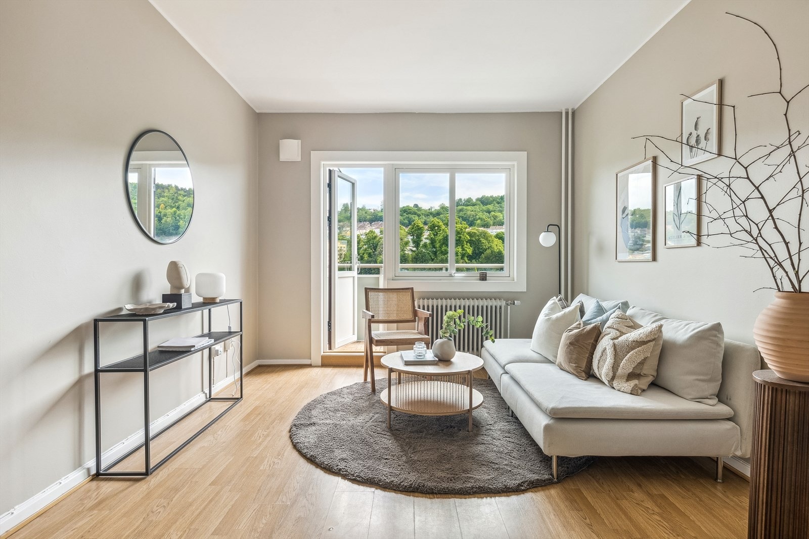 Lys og innbydende stue med store vindusflater som slipper inn rikelig med naturlig lys. Galleribilde
