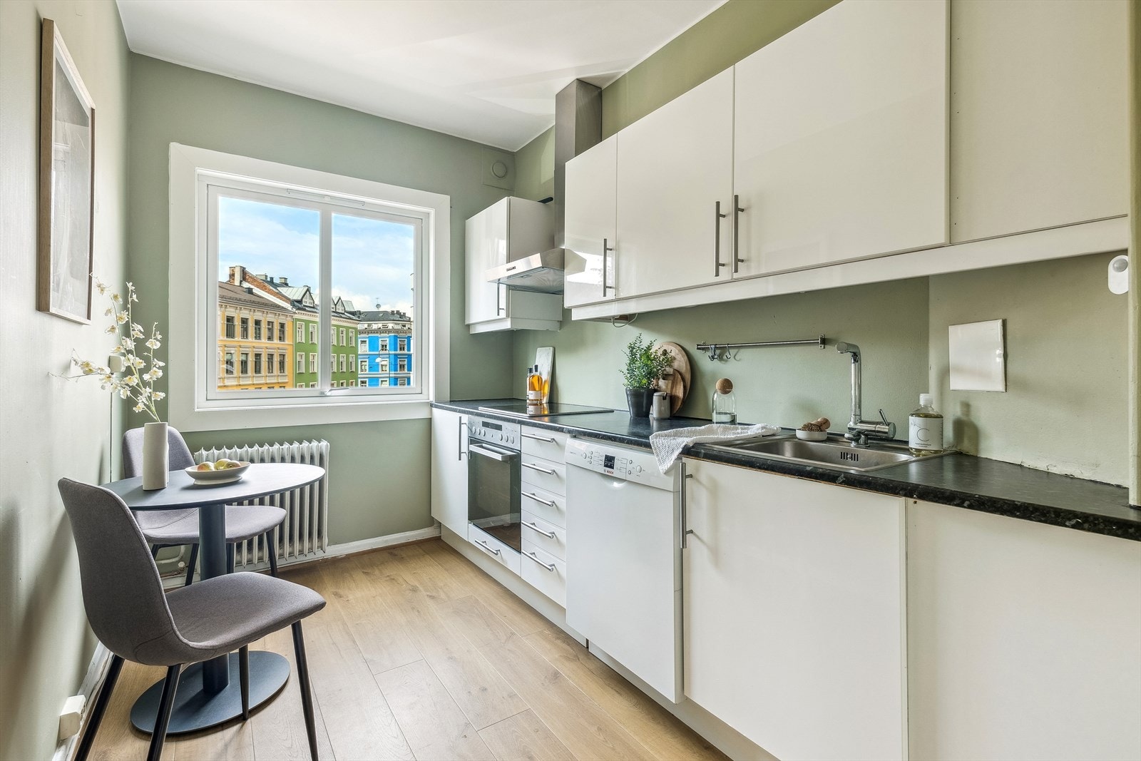 God plass til spisebord m/tilhørende stoler. Her kan frokosten og morgenkaffen nytes. Galleribilde