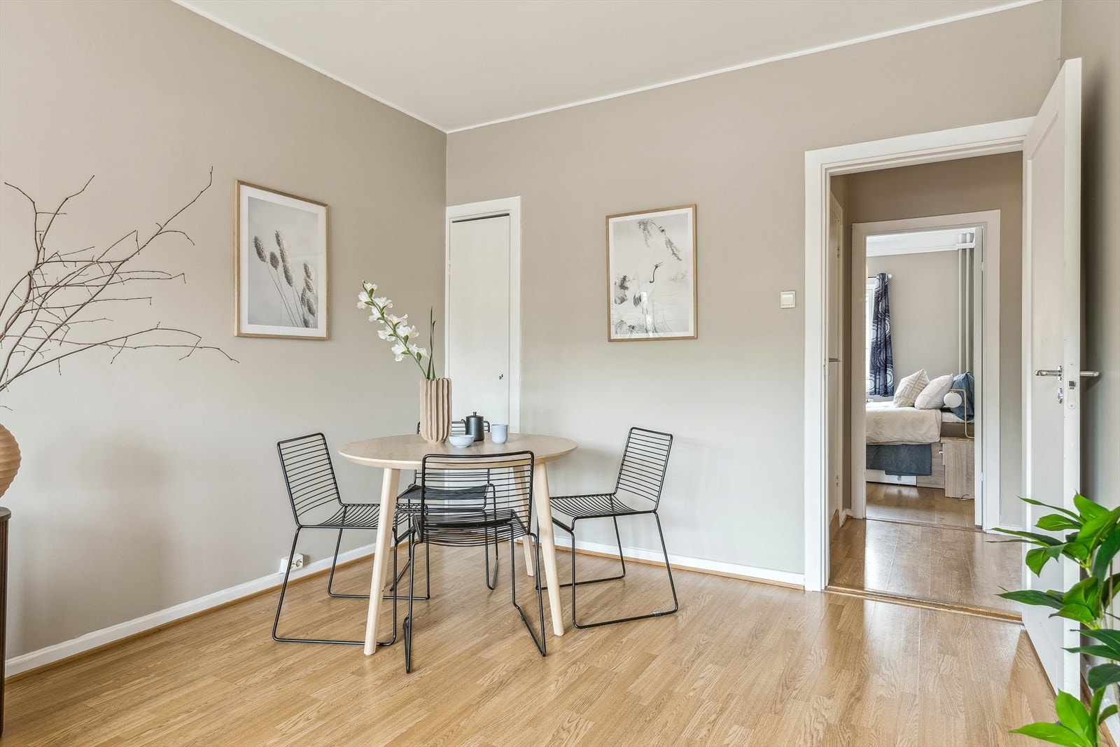 I stuen har du god plass til spisebord med tilhørende stoler. Her kan man virkelig se frem til hyggelige sammenkomster med venner og familie. Galleribilde
