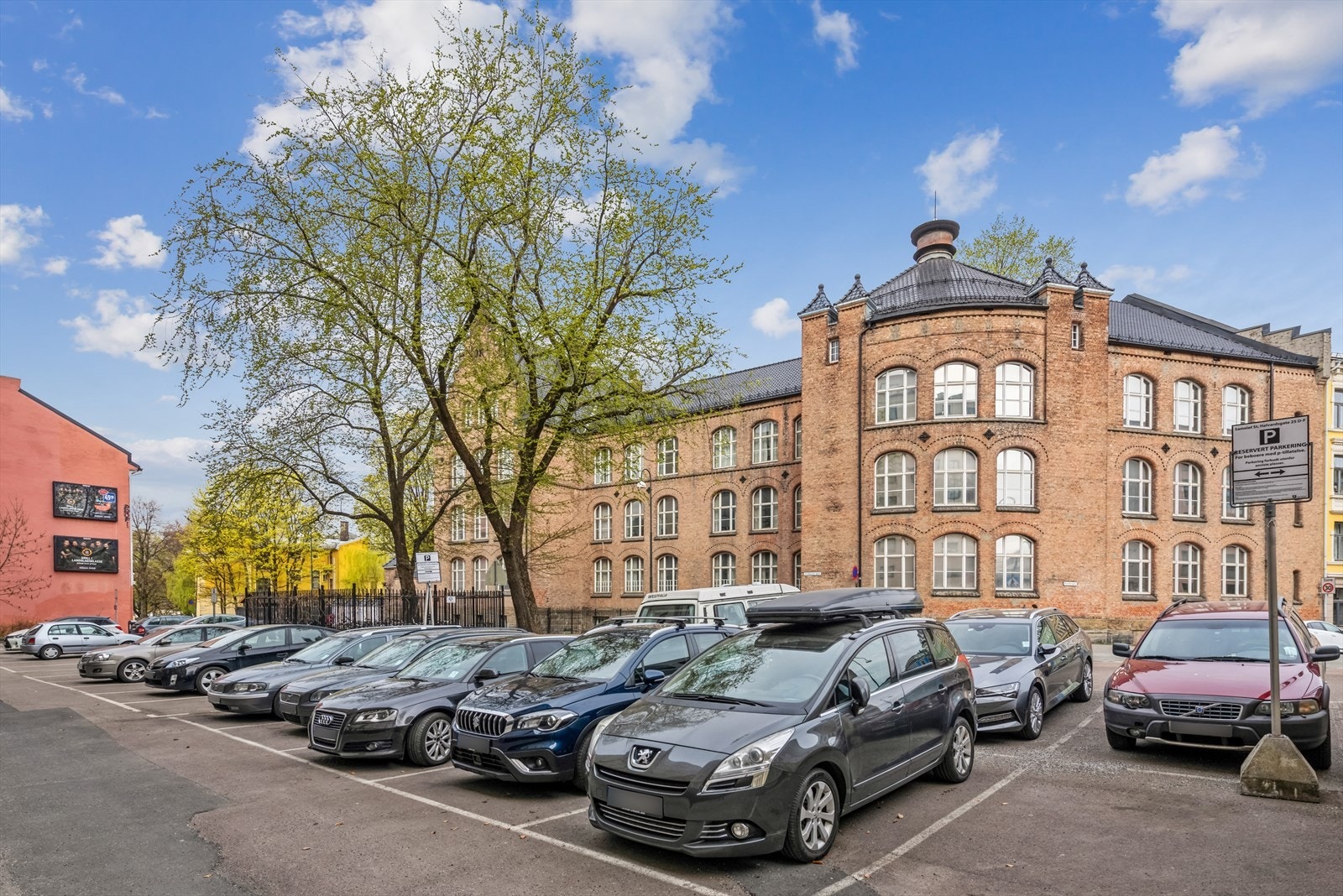 Sameiet har parkering på oppmerkede plasser. Det er ikke faste plasser. Galleribilde