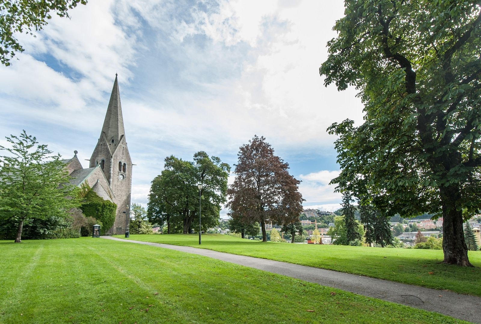 Kort vei til Vålerenga kirke. Galleribilde