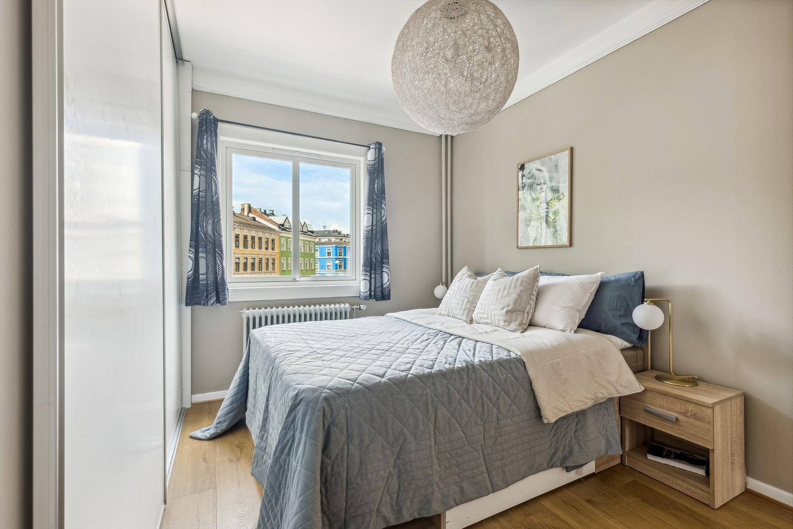 Gode oppbevaringsmuligheter med plass til stort garderobeskap. Galleribilde