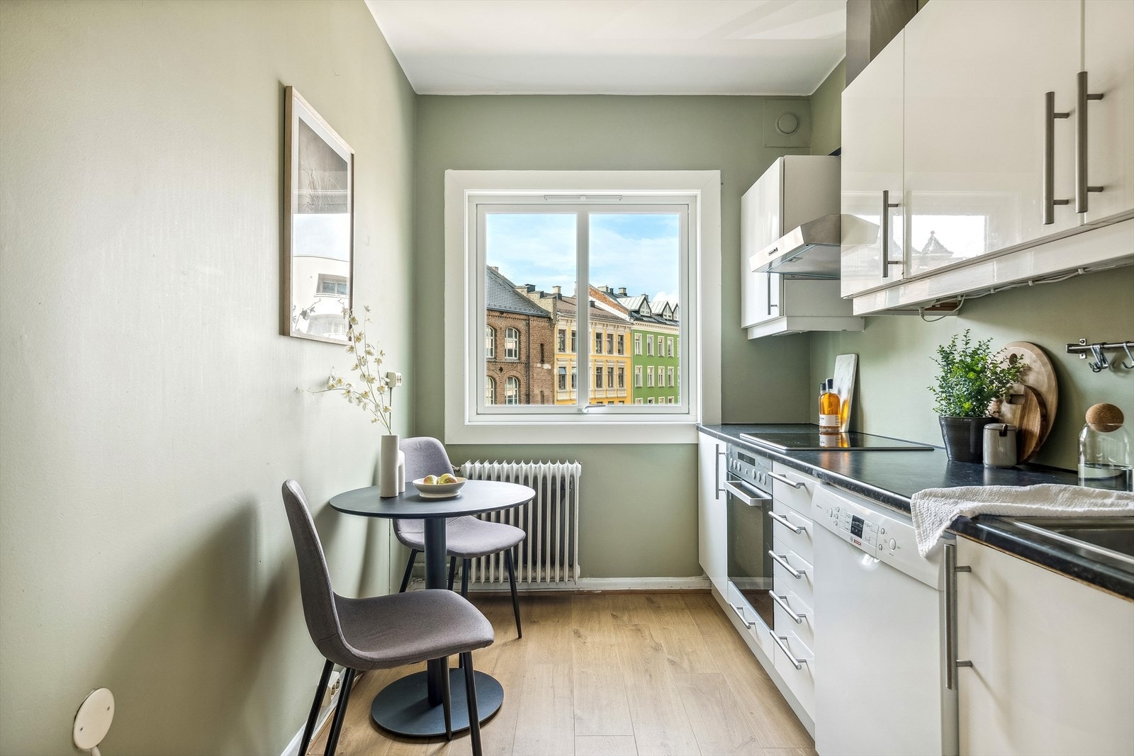 IKEA kjøkken med god skap- og benkeplass. Galleribilde