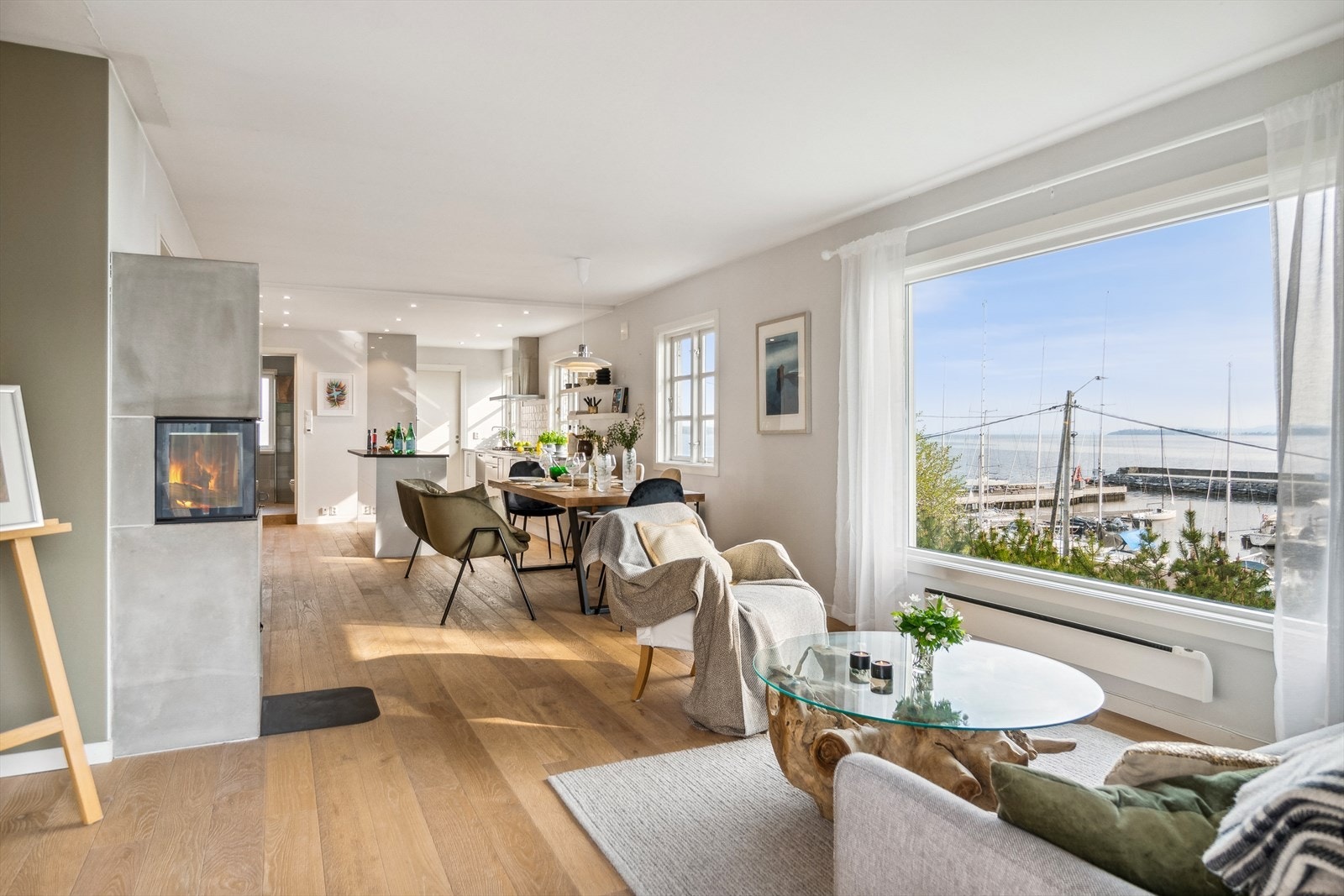 Kjøkken i åpen løsning mot stuen. Galleribilde