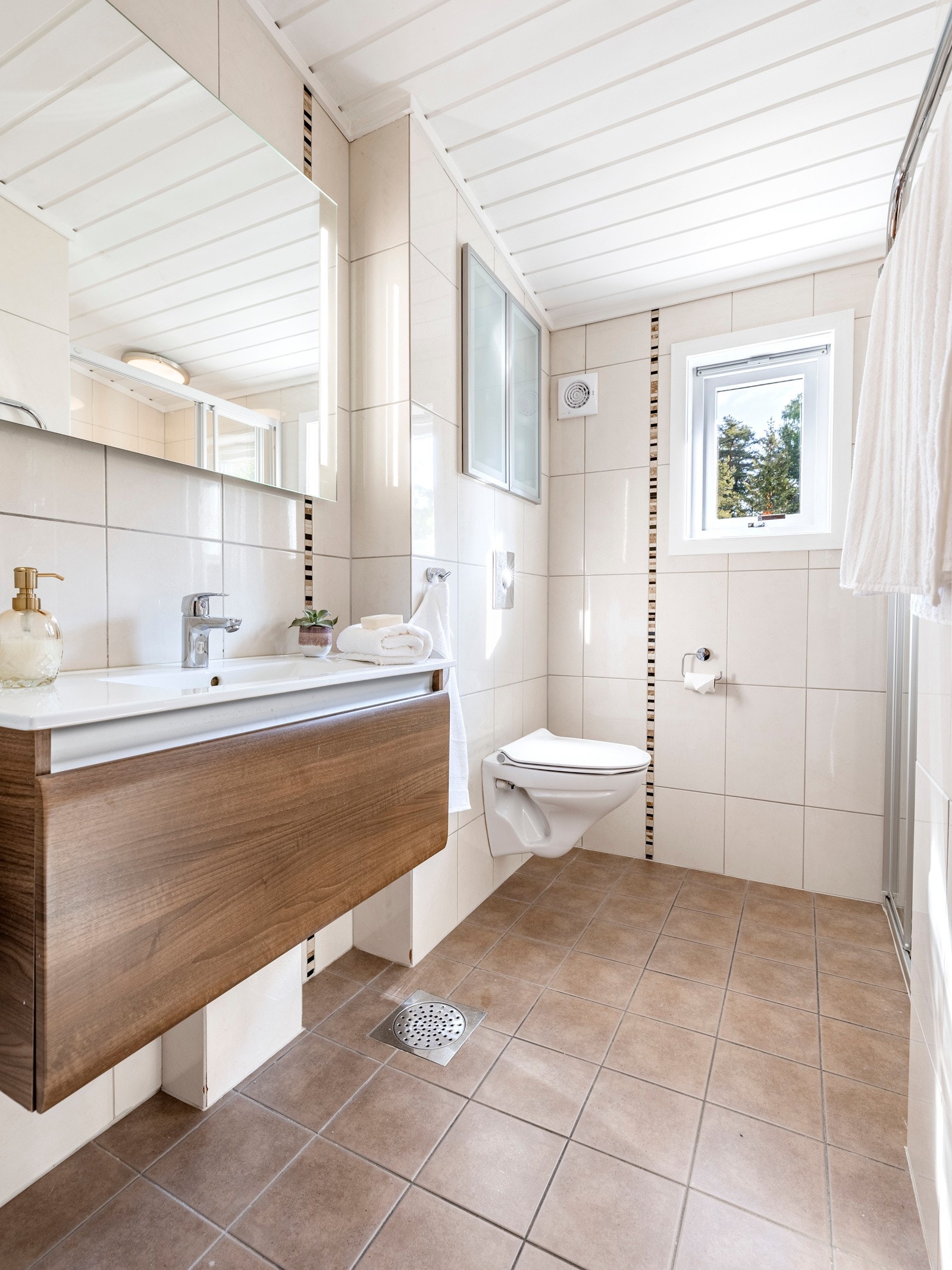 Badet ligger i andre etasje og ble pusset opp i 2007. Galleribilde