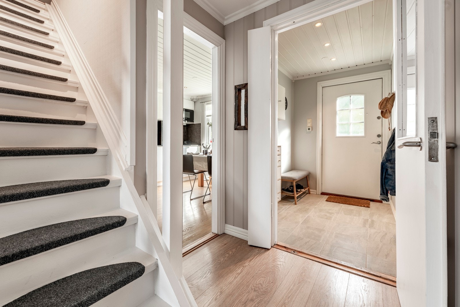 Gulvet i entreen er flislagt, veggene er gråmalte og det er downlights i himlingen. Galleribilde