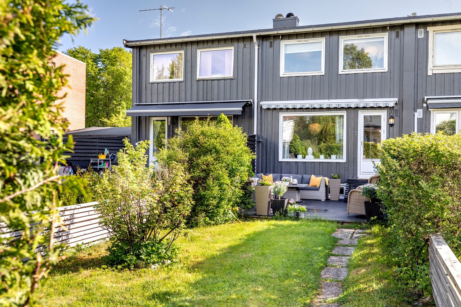 I front av terrassen er det en inngjerdet hage, her kan små barneføtter og firbente leke trygt. Galleribilde