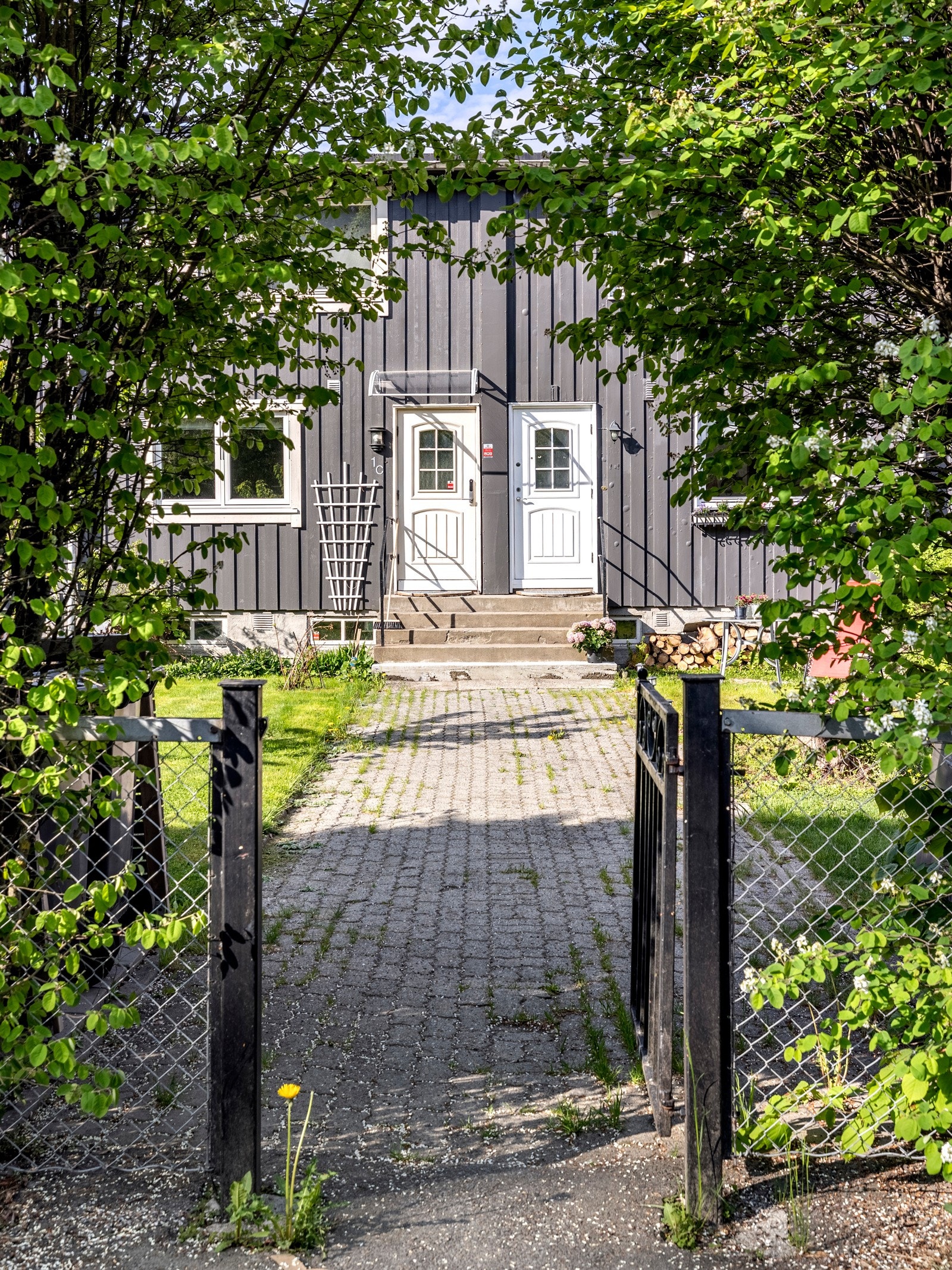 Mot nordøst er det et pent, felles uteområde med steinlagt sti og plen. Galleribilde