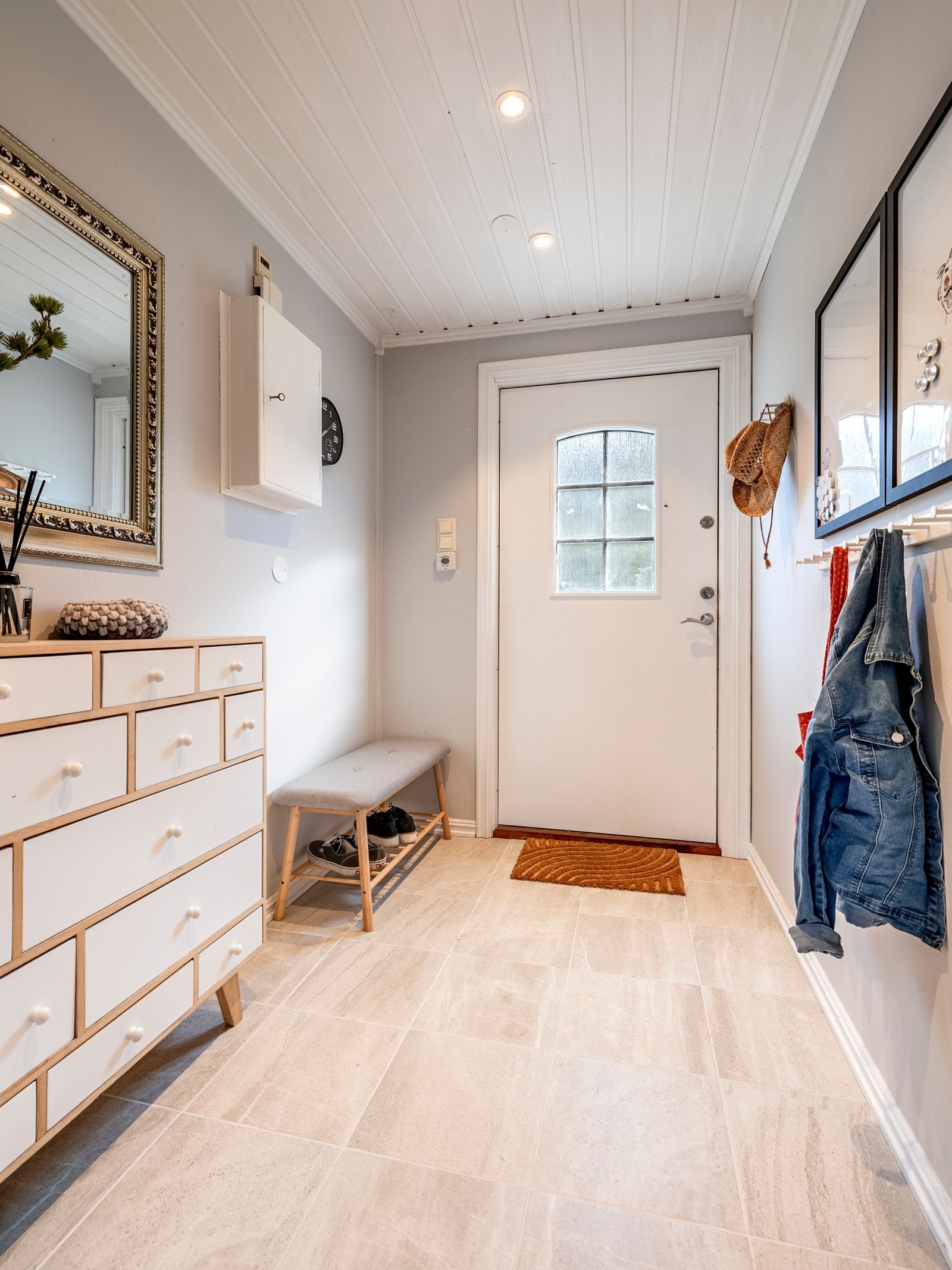 Entreen gir et godt førsteinntrykk og har varme i gulvet som tørker opp etter våte klær og sko. Galleribilde
