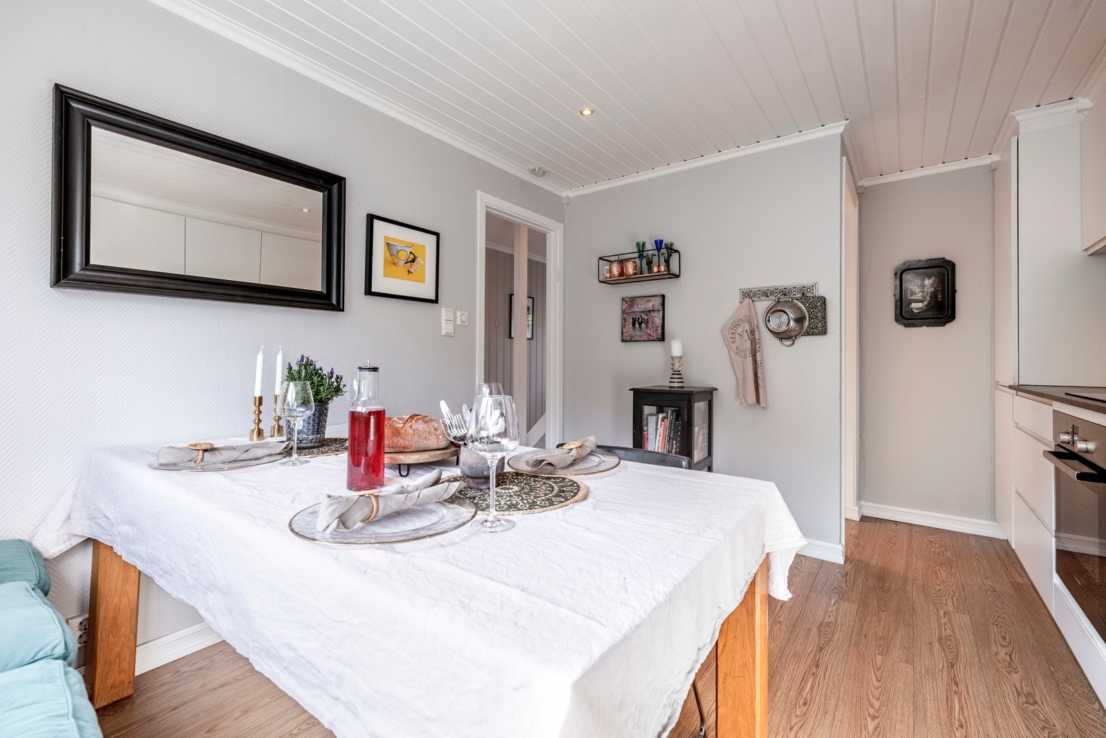 Det er integrert stekeovn, mikro, induksjonstopp, ventilator, oppvaskmaskin og kjøl/frys. Galleribilde
