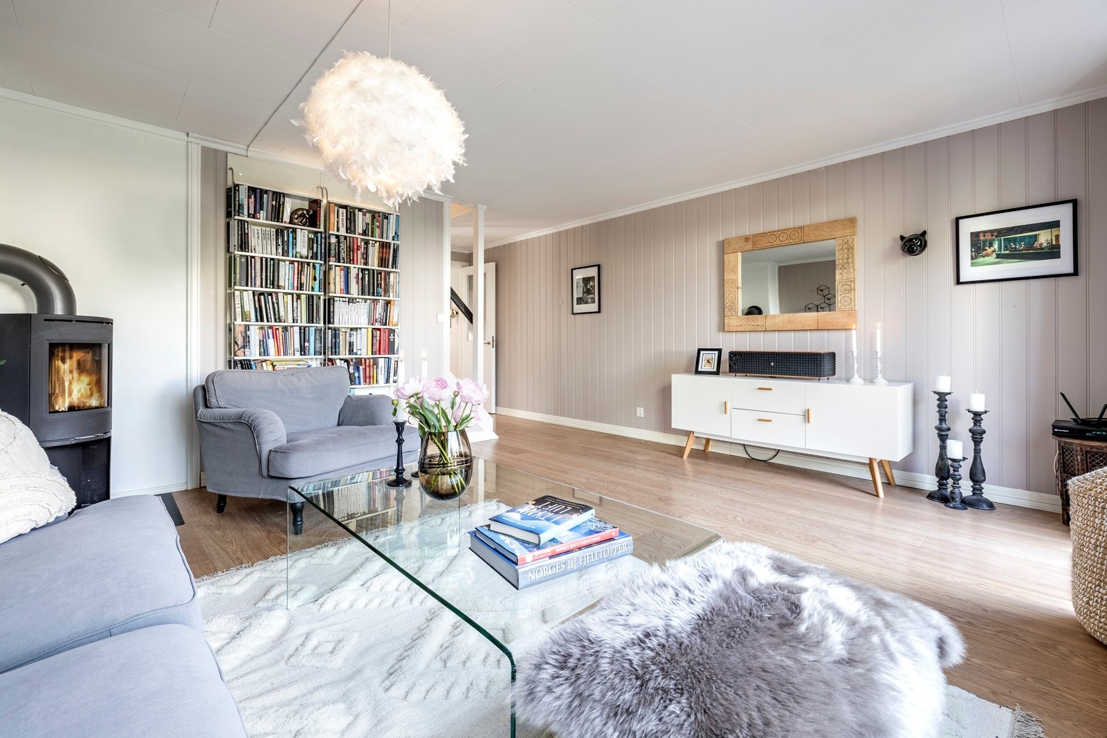 Veggene ble malt i 2023. Gulvet har enstavs laminat. Galleribilde