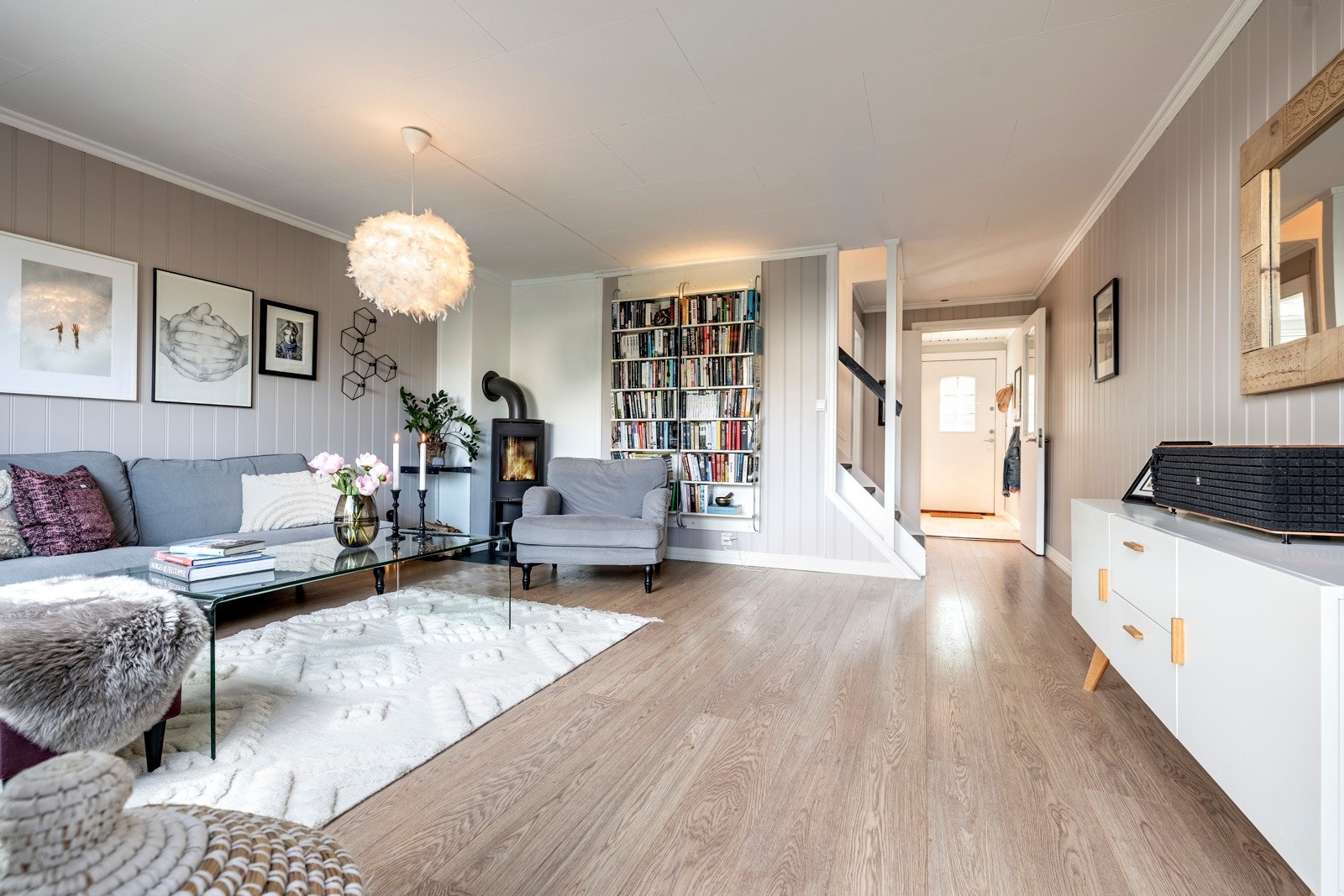 Stuen har en nyere peisovn som varmer godt på kalde dager. Galleribilde