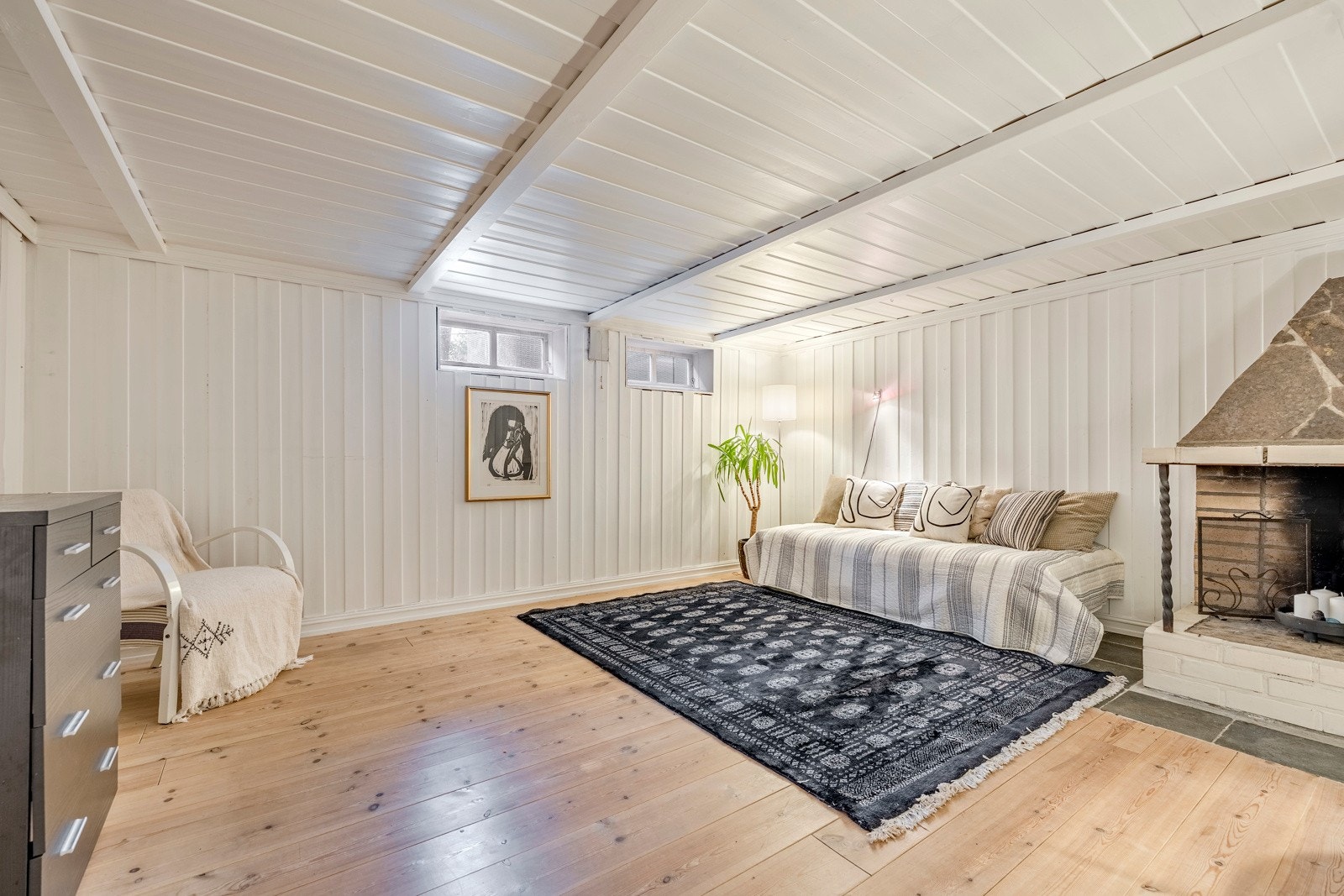 I kjelleren er det en romslig stue med åpen peis. Galleribilde