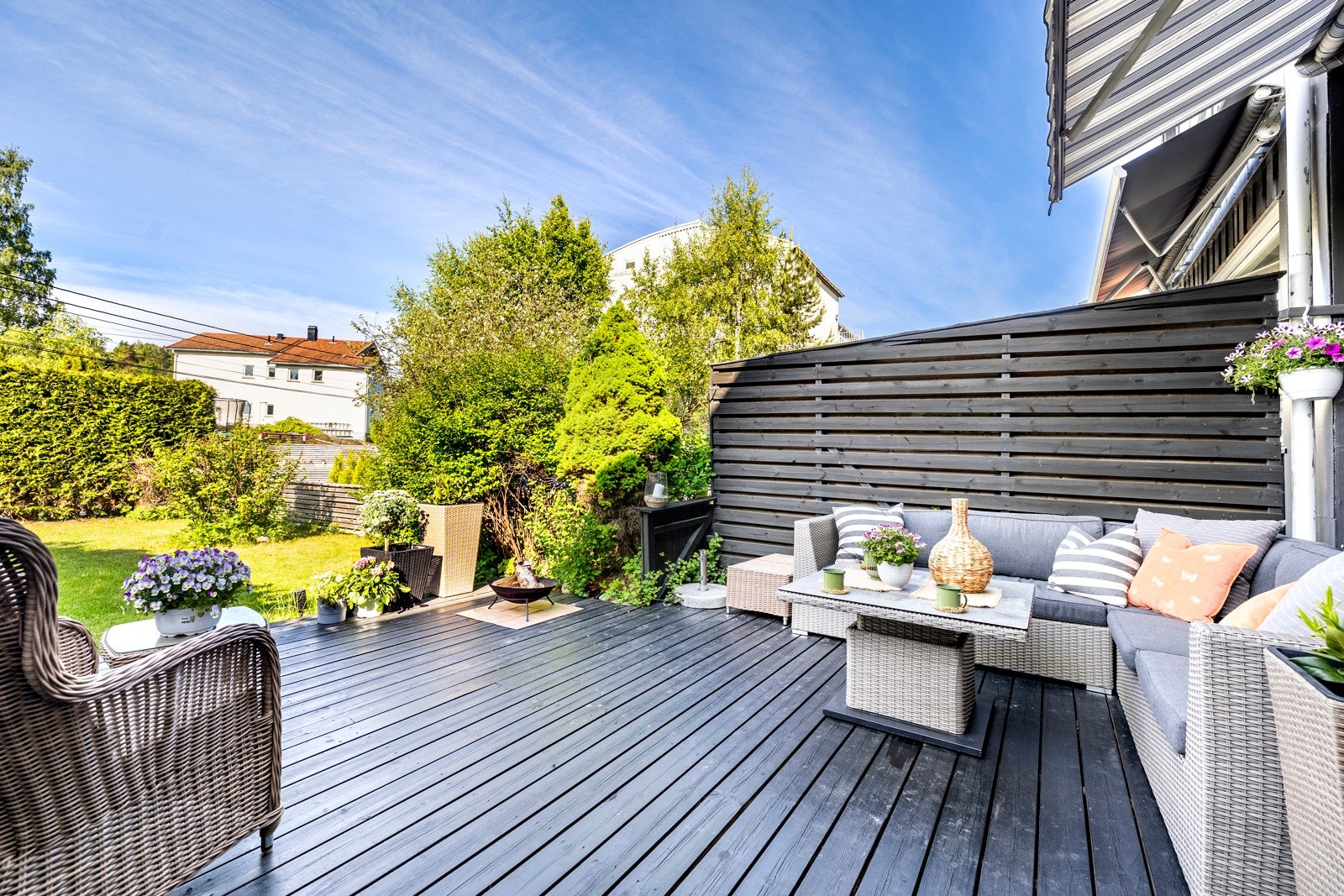 Stuen har utgang til en sørvestvendt terrasse på ca. 25 kvm. Galleribilde
