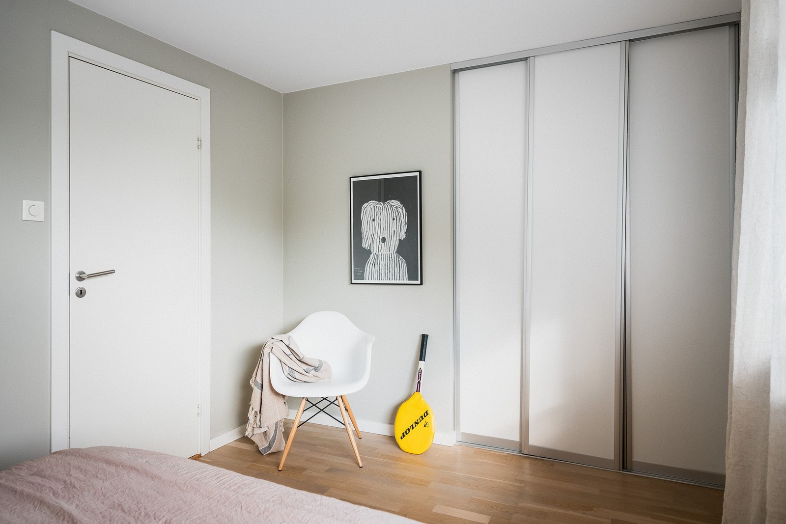 Praktisk innredning med gardeorbeskap. Galleribilde