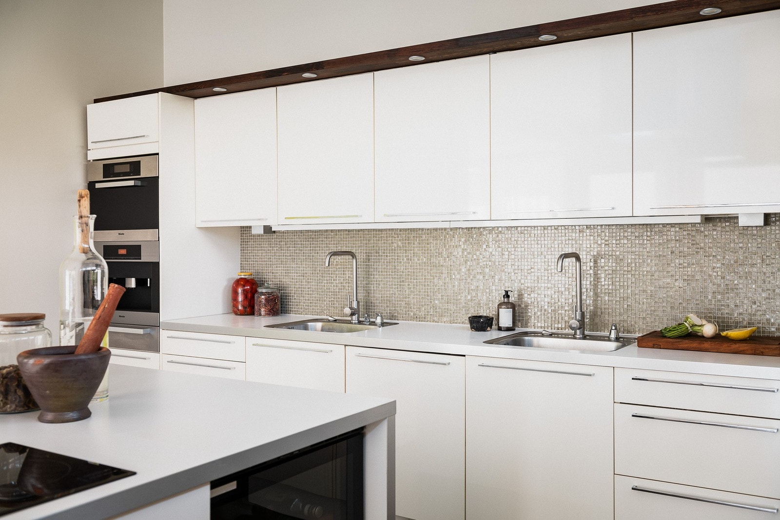 Rikelig med lagringsplass i over- og underskap. Galleribilde