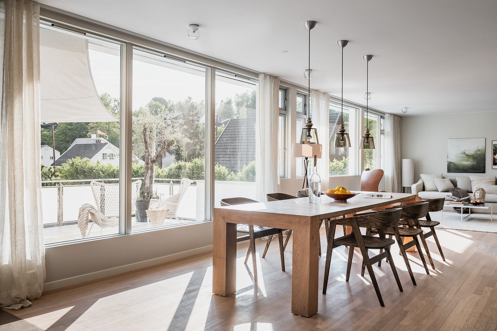 Ypperlige lysforhold fra høyreiste vindusflater. Galleribilde