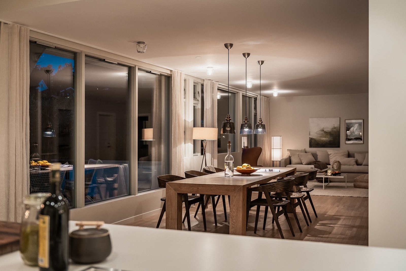 Flott belysning fra en rekke taklamper. Galleribilde