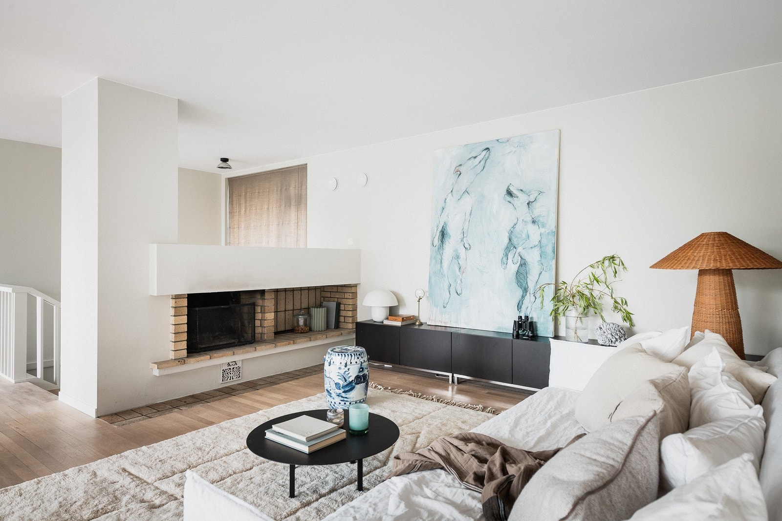 Koselig stuesone med peis. Galleribilde