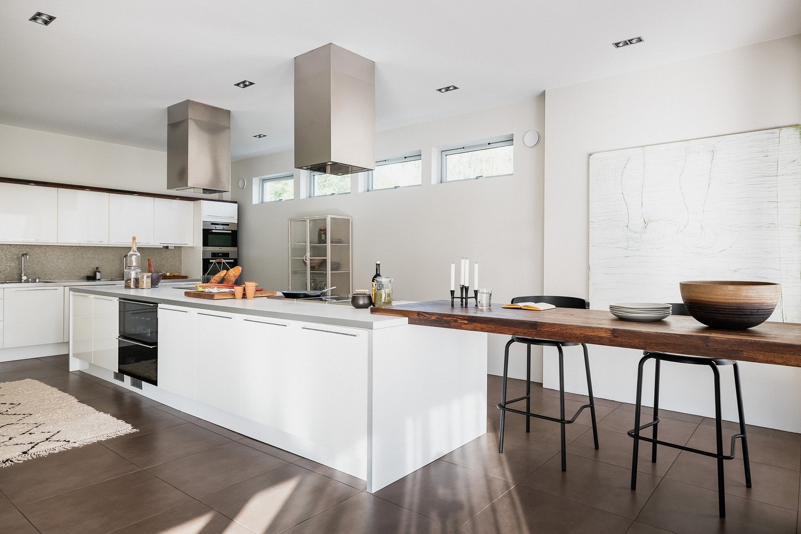 Norema kjøkkeninnredning med integrerte hvitevarer. Galleribilde