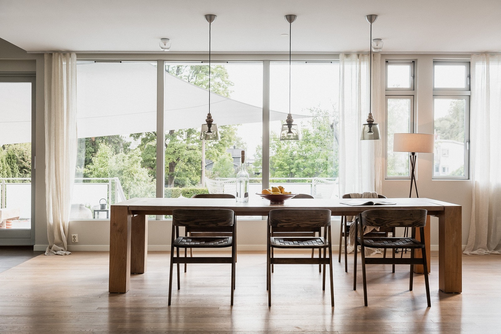 Lys og romslig sosial sone. Galleribilde