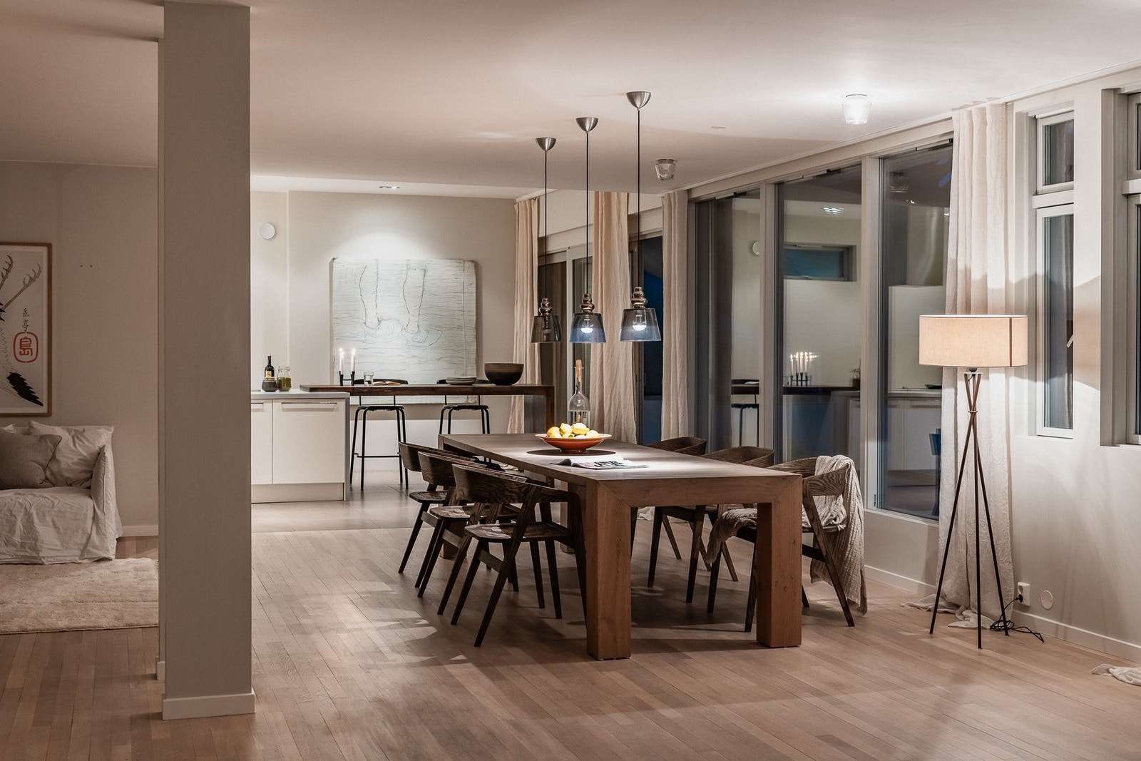 Romslig areal i spisestuesonen. Galleribilde