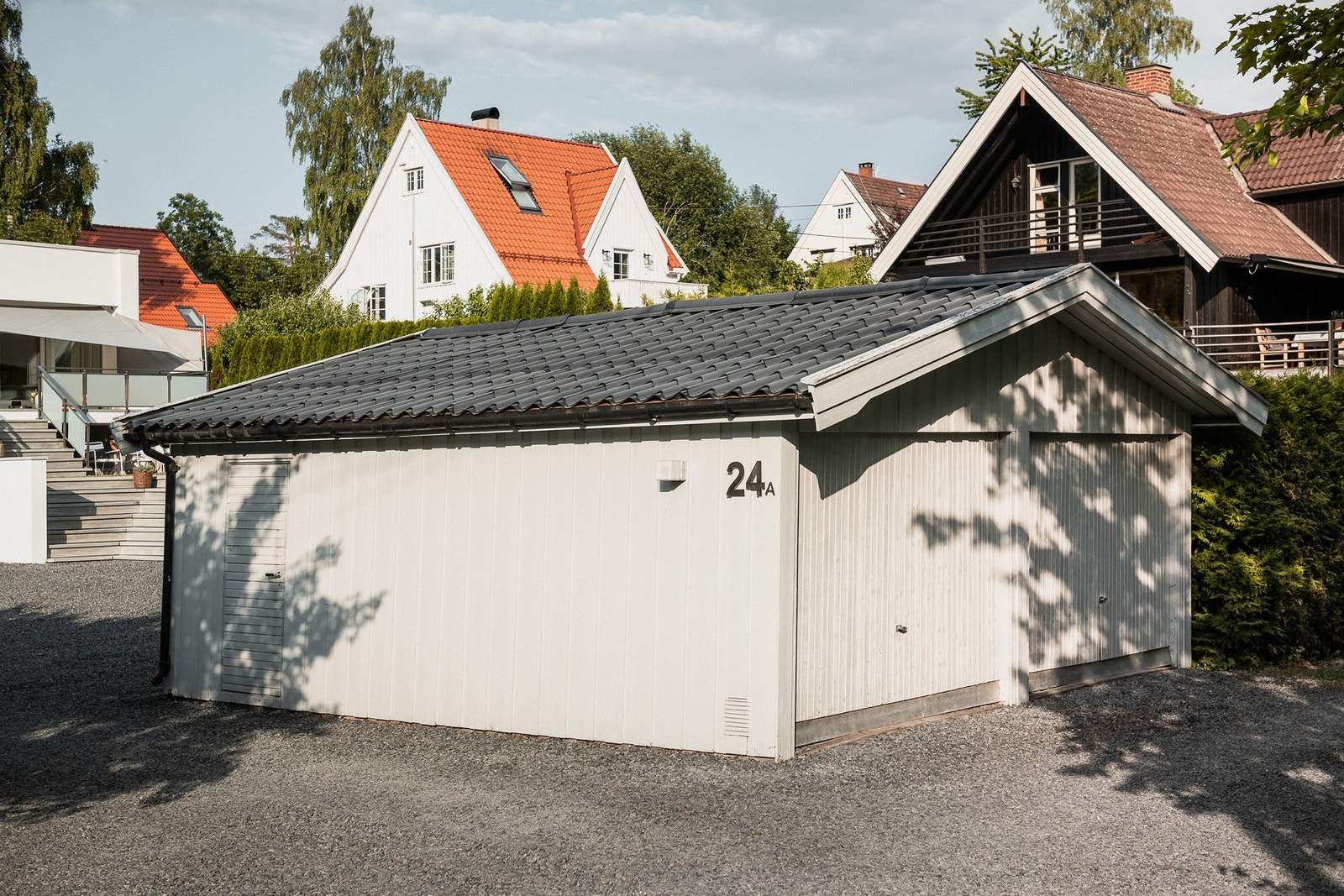 Dobbel garasje og gode parkeringsmuligheter på tomten. Galleribilde