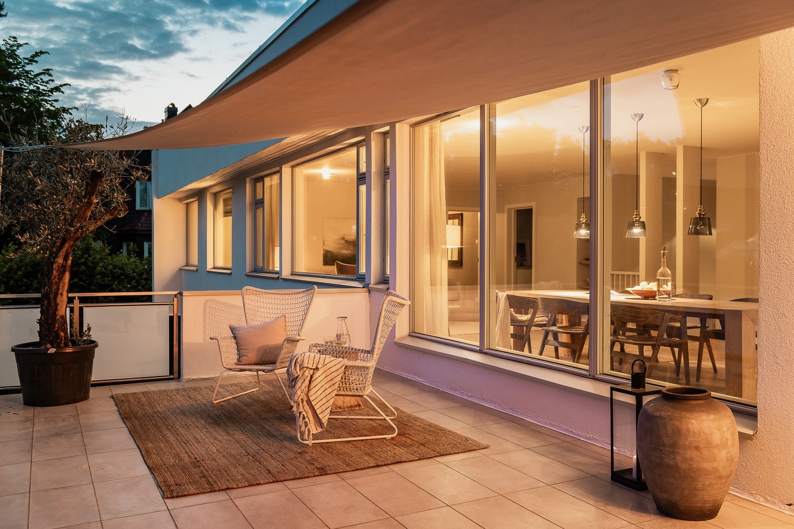 Lun og koselig atmosfære på terrassen etter mørkets frembrudd. Galleribilde