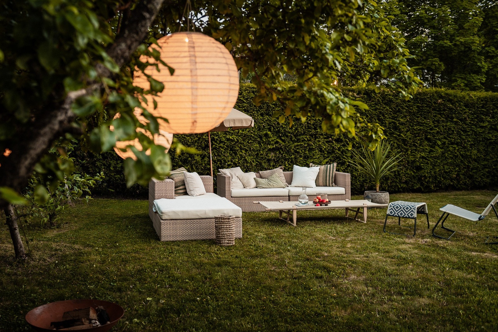 Rikelig med plass for utemøbler, lek og moro. Galleribilde