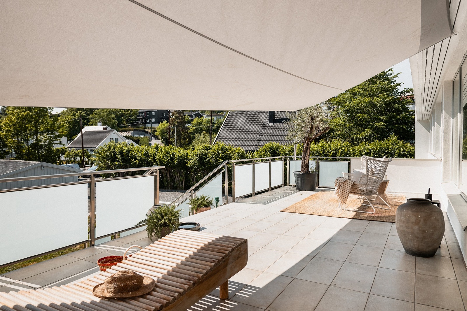 Flott terrasse ca. 25kvm med idyllisk atmosfære. Galleribilde