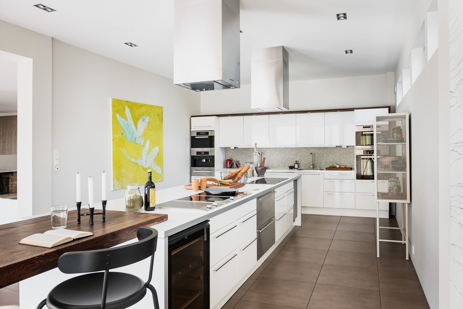 Stort og stilrent kjøkken med omfangsrik innredning. Galleribilde