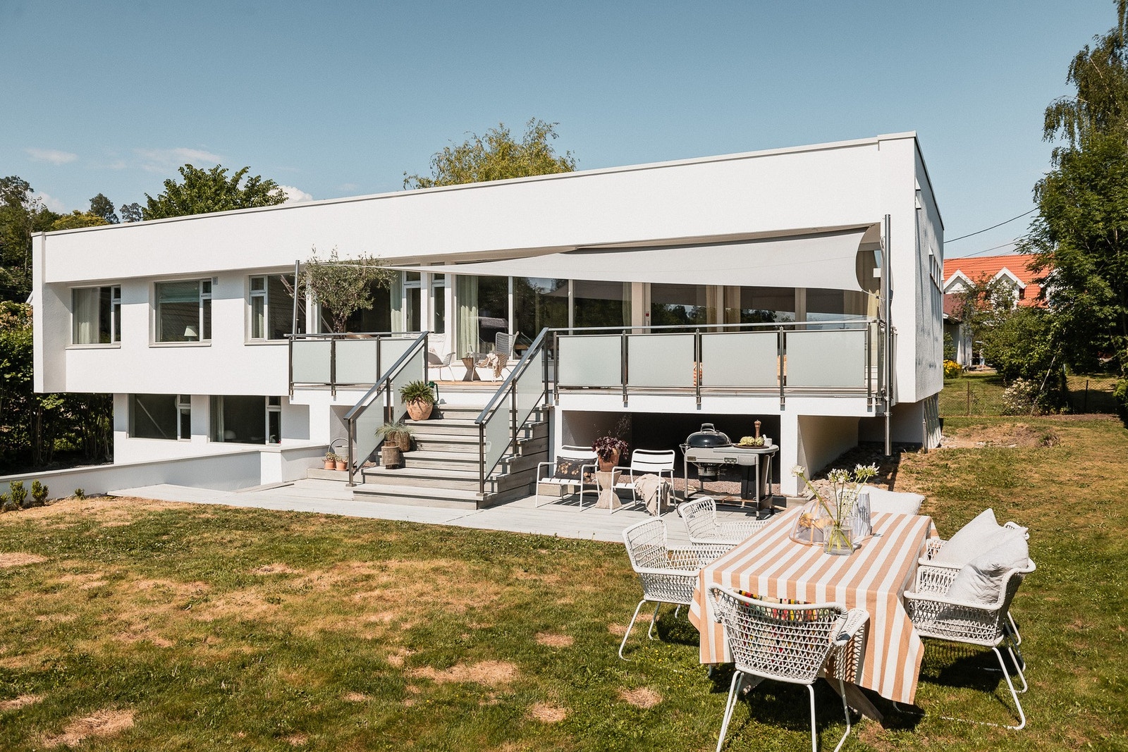 Herlig markterrasse på hele 35kvm med gode solforhold. Galleribilde